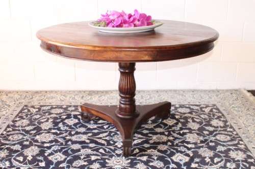 A stunning and solidly made antique Victorian round Rosewood hall/ foyer table with carved feet