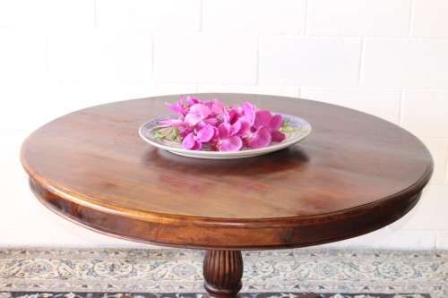 A stunning and solidly made antique Victorian round Rosewood hall/ foyer table with carved feet