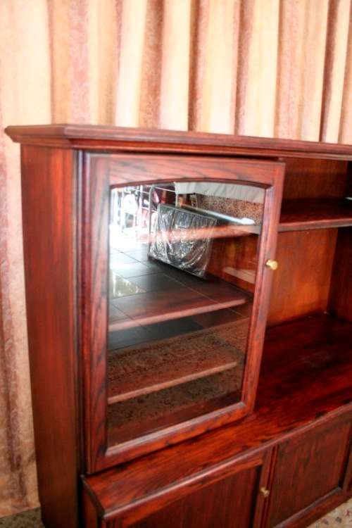 **RS17** A fantastic (Oak) stained Mahogany TV-Cabinet w/ ample space for an entertainment system