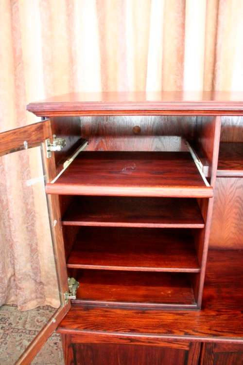 **RS17** A fantastic (Oak) stained Mahogany TV-Cabinet w/ ample space for an entertainment system