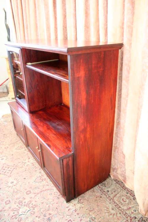 **RS17** A fantastic (Oak) stained Mahogany TV-Cabinet w/ ample space for an entertainment system