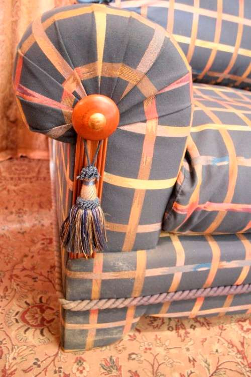 **RS17** A top-quality (202cm long) luxuriously upholstered sofa couch w/ quality finishes - Wow!!!