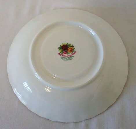 **RS17** A gorgeous, dainty vintage "Royal Albert" fine bone china "Old Country Roses" pattern duo.