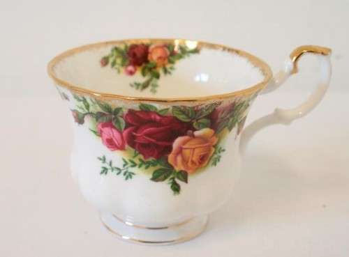 **RS17** A gorgeous, dainty vintage "Royal Albert" fine bone china "Old Country Roses" pattern duo.