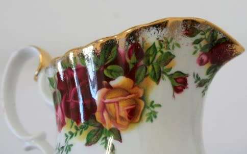 **RS17** A Royal Albert bone china sugar bowl & milk jug in the classic "Old Country Roses" pattern