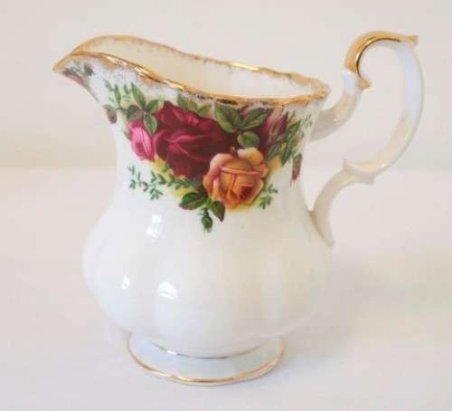 **RS17** A Royal Albert bone china sugar bowl & milk jug in the classic "Old Country Roses" pattern
