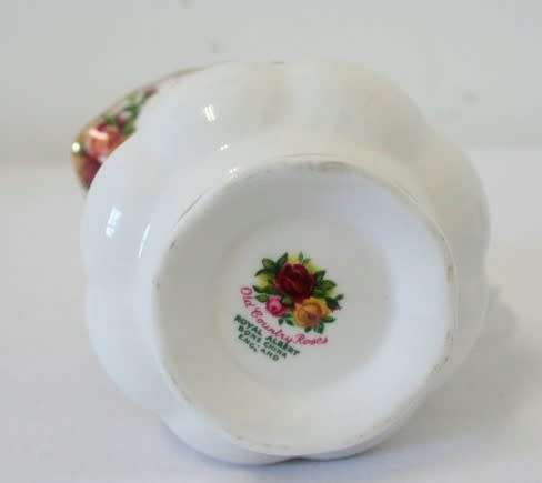 **RS17** A Royal Albert bone china sugar bowl & milk jug in the classic "Old Country Roses" pattern