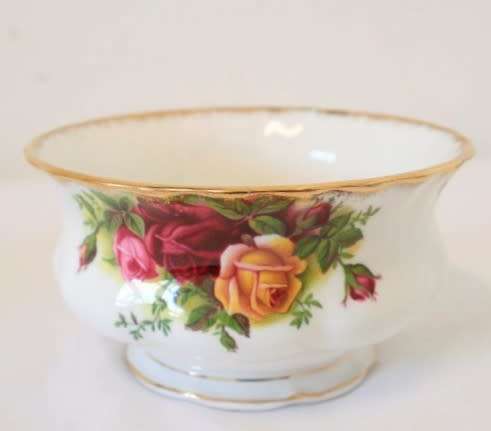 **RS17** A Royal Albert bone china sugar bowl & milk jug in the classic "Old Country Roses" pattern