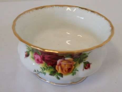 **RS17** A Royal Albert bone china sugar bowl & milk jug in the classic "Old Country Roses" pattern