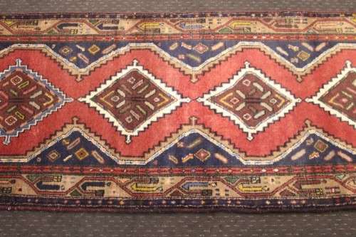 A beautiful 3m long traditional hand made Iranian Hamadan Persian runner carpet w/ geometric pattern