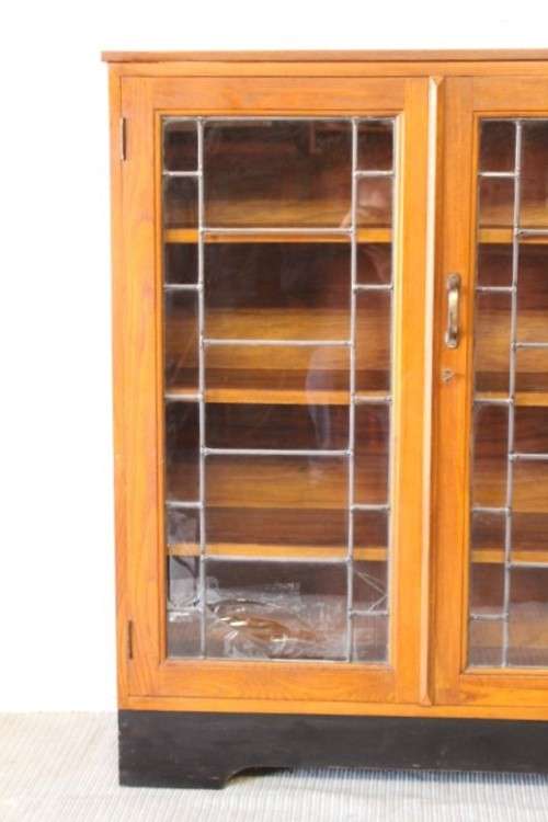 **RS17** A vintage Art Deco 3-fixed shelf double door book cabinet with lead-glass door detailing