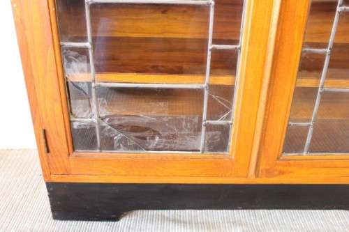 **RS17** A vintage Art Deco 3-fixed shelf double door book cabinet with lead-glass door detailing
