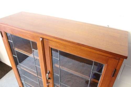 **RS17** A vintage Art Deco 3-fixed shelf double door book cabinet with lead-glass door detailing