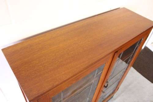 **RS17** A vintage Art Deco 3-fixed shelf double door book cabinet with lead-glass door detailing