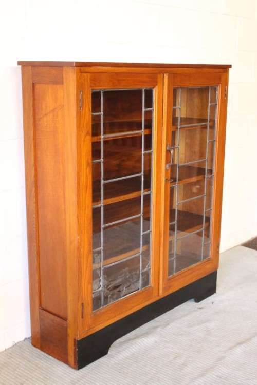**RS17** A vintage Art Deco 3-fixed shelf double door book cabinet with lead-glass door detailing