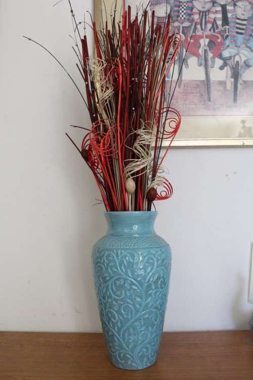 **RS17** A tall blue standing vase - Gorgeous on its own or w/ large flower cuttings or sticks