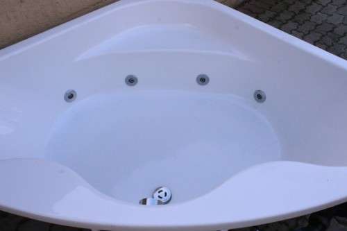 A fantastic Libra corner 6-jet spa bath jacuzzi with a Speck Pump Aqua-1000 pump motor