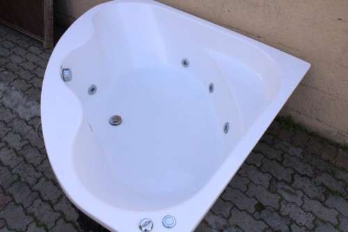 A fantastic Libra corner 6-jet spa bath jacuzzi with a Speck Pump Aqua-1000 pump motor