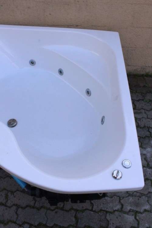 A fantastic Libra corner 6-jet spa bath jacuzzi with a Speck Pump Aqua-1000 pump motor
