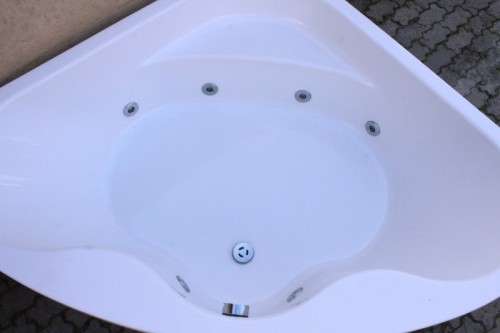 A fantastic Libra corner 6-jet spa bath jacuzzi with a Speck Pump Aqua-1000 pump motor