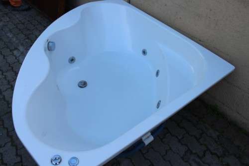 A fantastic Libra corner 6-jet spa bath jacuzzi with a Speck Pump Aqua-1000 pump motor