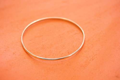 An awesome vintage 9ct yellow gold (5.49g) ladies 3mm bangle in lovely vintage condition