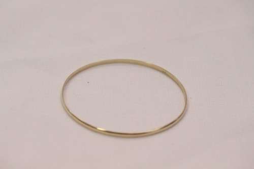 An awesome vintage 9ct yellow gold (5.49g) ladies 3mm bangle in lovely vintage condition