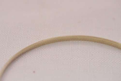 An awesome vintage 9ct yellow gold (5.49g) ladies 3mm bangle in lovely vintage condition