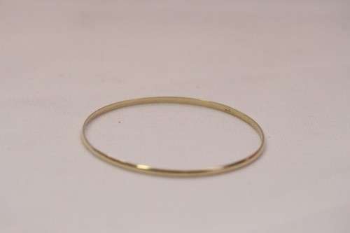 An awesome vintage 9ct yellow gold (5.49g) ladies 3mm bangle in lovely vintage condition