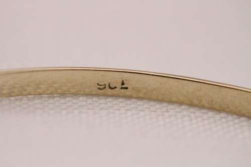 An awesome vintage 9ct yellow gold (5.49g) ladies 3mm bangle in lovely vintage condition