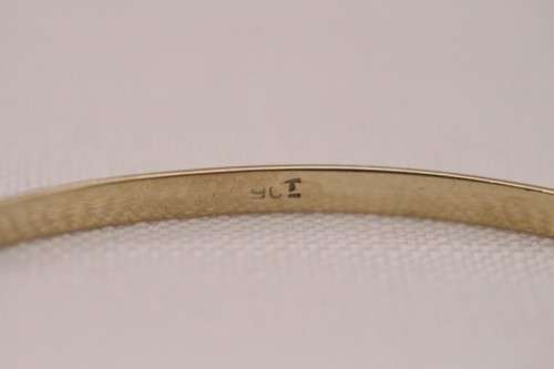 An awesome vintage 9ct yellow gold (5.49g) ladies 3mm bangle in lovely vintage condition