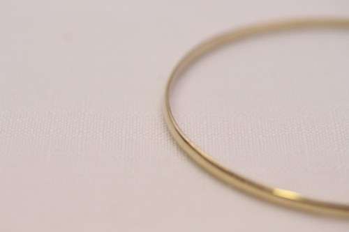 An awesome vintage 9ct yellow gold (5.49g) ladies 3mm bangle in lovely vintage condition