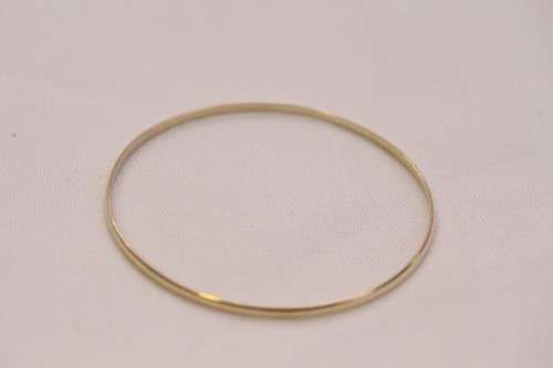 An awesome vintage 9ct yellow gold (5.49g) ladies 3mm bangle in lovely vintage condition