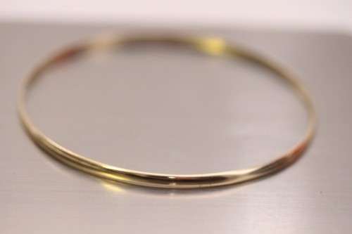 An awesome vintage 9ct yellow gold (5.49g) ladies 3mm bangle in lovely vintage condition