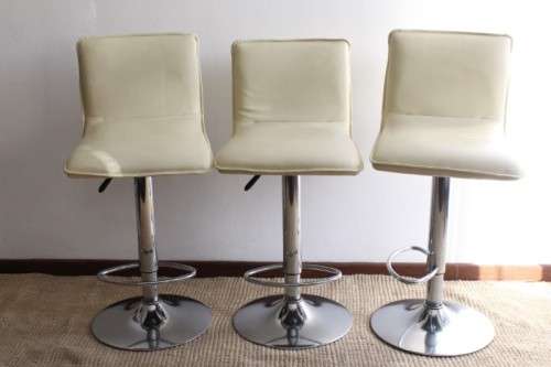 **RS17** 3x awesome modern-styled adjustable ivory colour leather-feel bar chairs w/ chromed bases