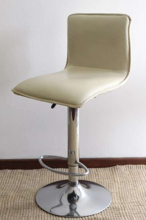 **RS17** 3x awesome modern-styled adjustable ivory colour leather-feel bar chairs w/ chromed bases
