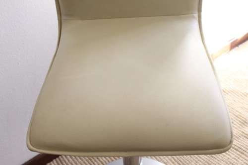 **RS17** 3x awesome modern-styled adjustable ivory colour leather-feel bar chairs w/ chromed bases