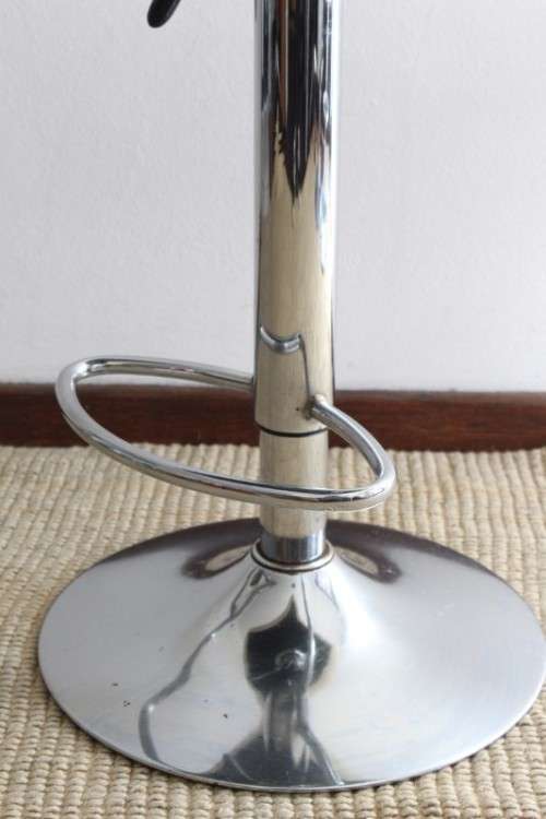**RS17** 3x awesome modern-styled adjustable ivory colour leather-feel bar chairs w/ chromed bases