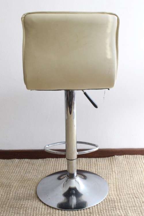 **RS17** 3x awesome modern-styled adjustable ivory colour leather-feel bar chairs w/ chromed bases
