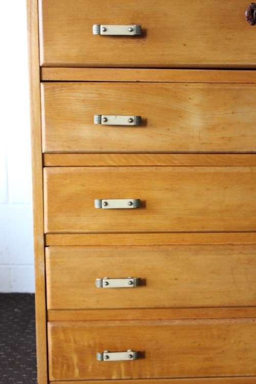 A superb, tall Yellow wood 5-drawer chest of drawers with beautiful period style Art Deco handles
