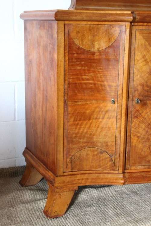 A stunning and beautifully made antique walnut Art Deco dressing table with a bevelled glass mirror