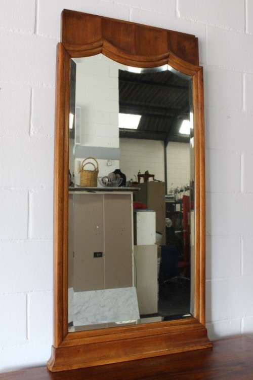 A stunning and beautifully made antique walnut Art Deco dressing table with a bevelled glass mirror