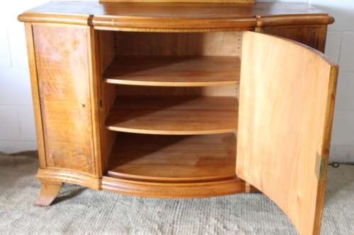 A stunning and beautifully made antique walnut Art Deco dressing table with a bevelled glass mirror