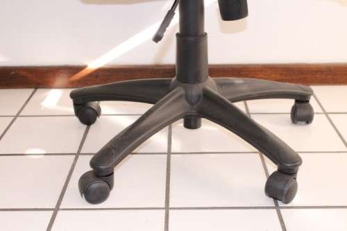 Stunning well made black PU leather executives office chair w/ padded seat & backrest - price/ chair