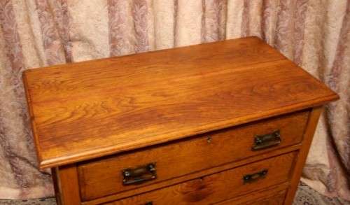 An awesome vintage solid oak 3-drawer chest of drawers on original castors & lovely metal handles.