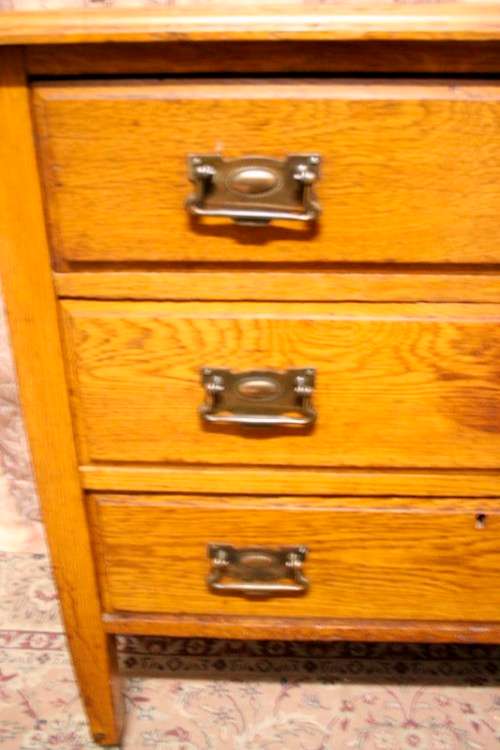 An awesome vintage solid oak 3-drawer chest of drawers on original castors & lovely metal handles.