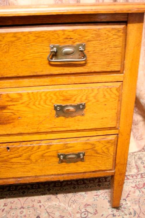 An awesome vintage solid oak 3-drawer chest of drawers on original castors & lovely metal handles.