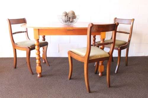 An exquisite antique Edwardian solid English honeyed oak bobbin-leg 6-seater dining table