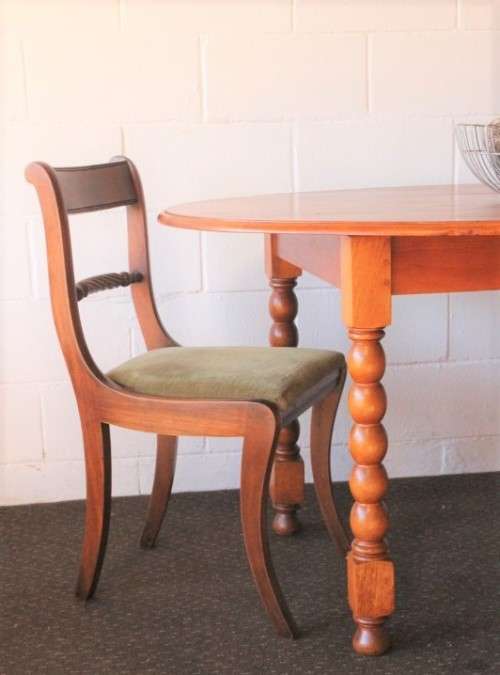 An exquisite antique Edwardian solid English honeyed oak bobbin-leg 6-seater dining table