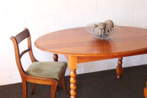 An exquisite antique Edwardian solid English honeyed oak bobbin-leg 6-seater dining table